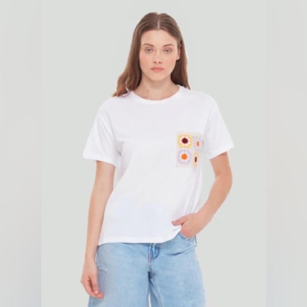 NWT Dex White Tee with Floral Pocket Design